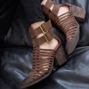 RARE Cage Strappy Lombard Fisherman Boot